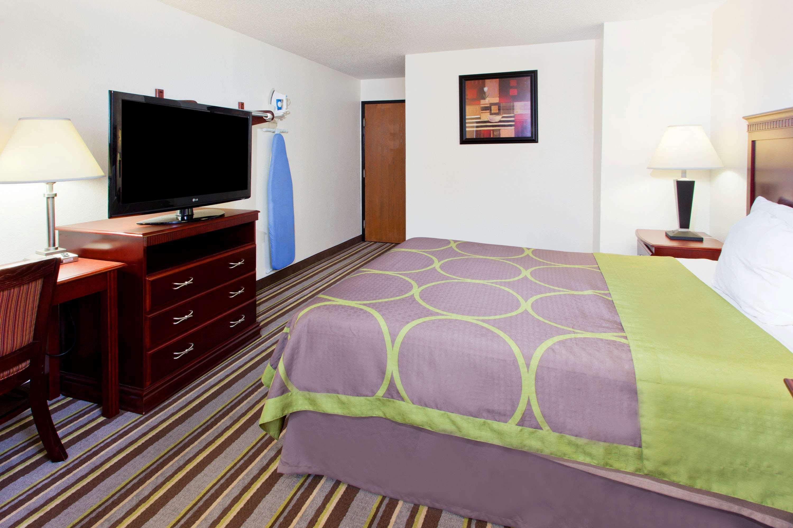 Super 8 By Wyndham Tuscaloosa Hotel Екстериор снимка