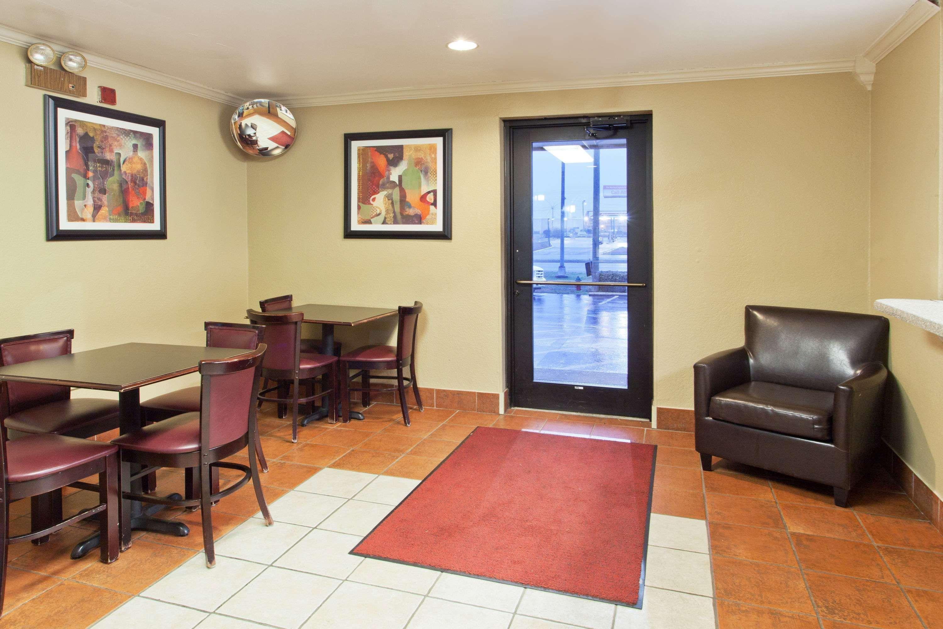 Super 8 By Wyndham Tuscaloosa Hotel Екстериор снимка