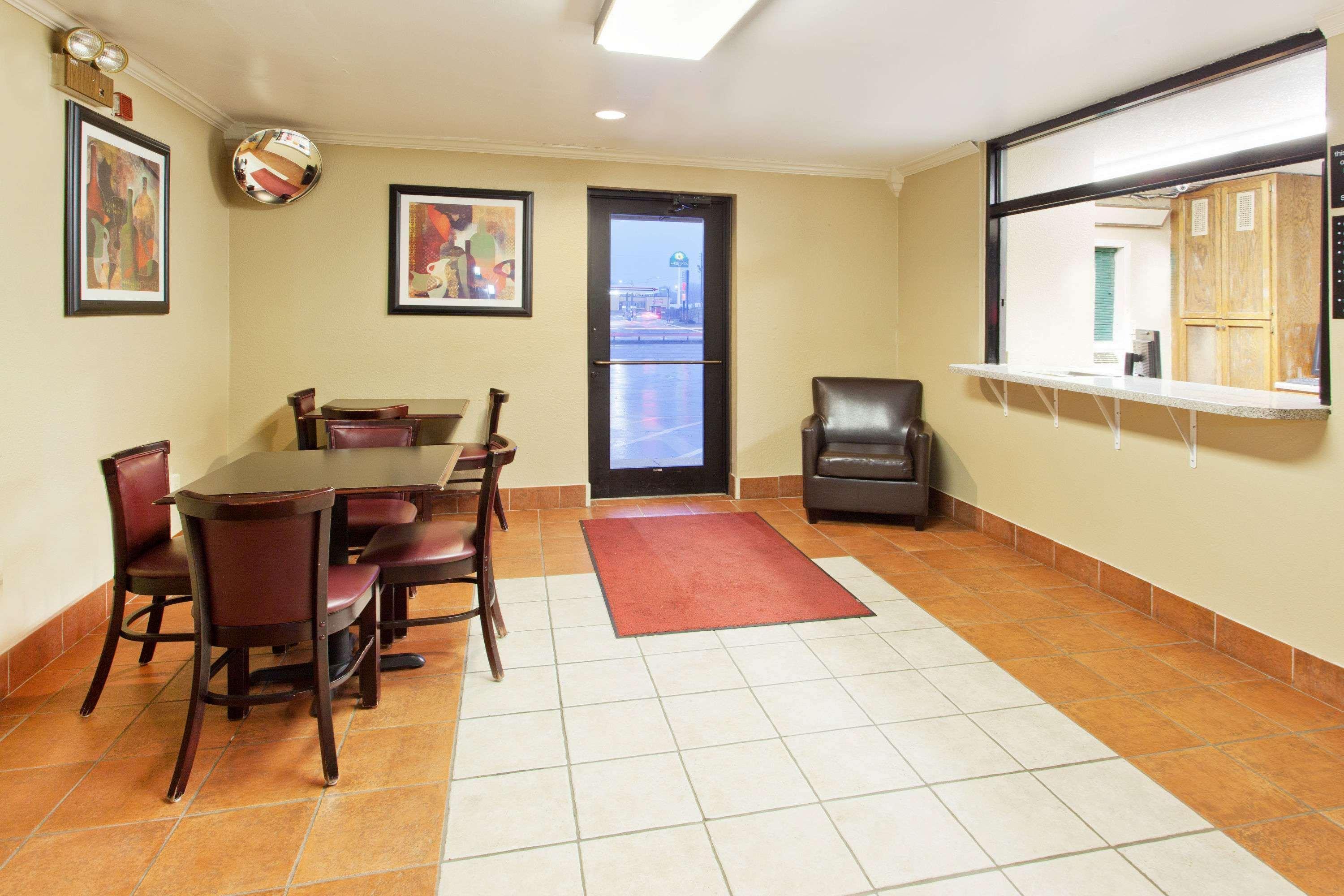 Super 8 By Wyndham Tuscaloosa Hotel Екстериор снимка