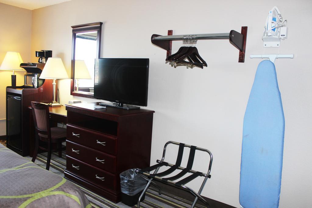 Super 8 By Wyndham Tuscaloosa Hotel Екстериор снимка
