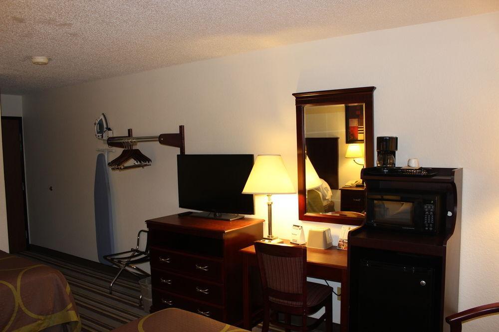 Super 8 By Wyndham Tuscaloosa Hotel Екстериор снимка