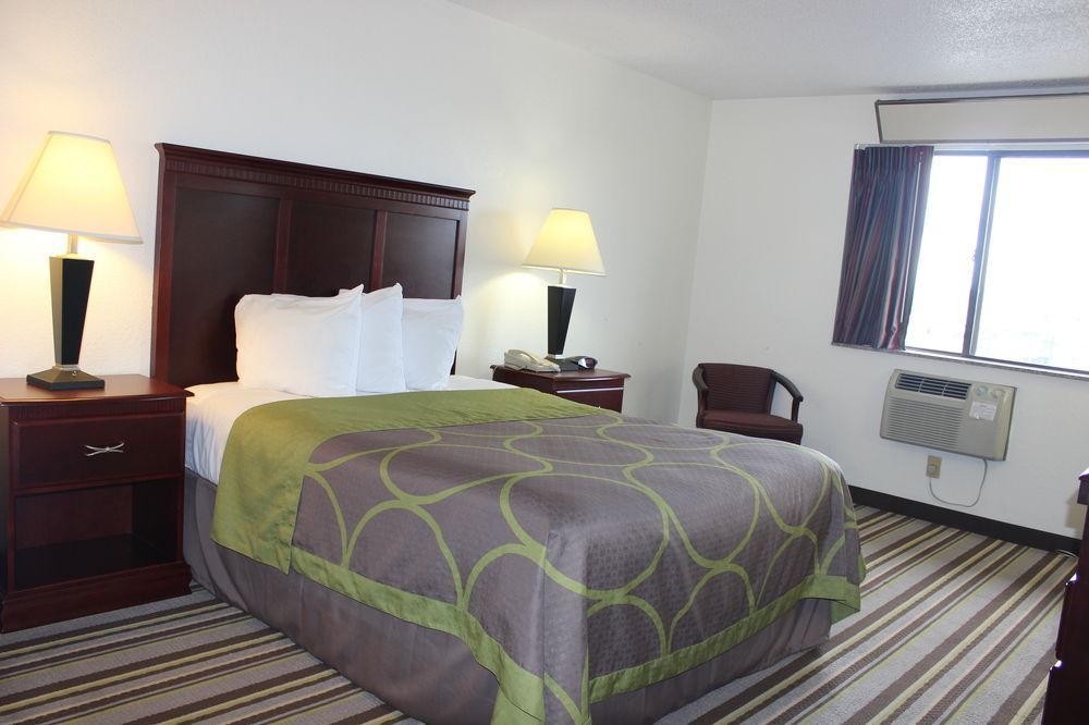 Super 8 By Wyndham Tuscaloosa Hotel Екстериор снимка