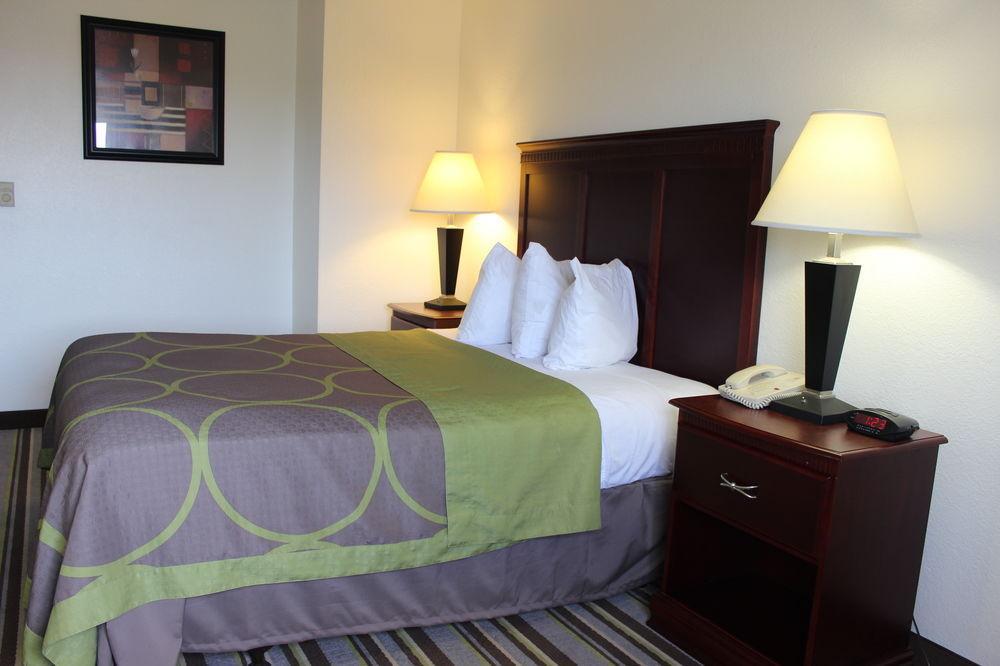 Super 8 By Wyndham Tuscaloosa Hotel Екстериор снимка