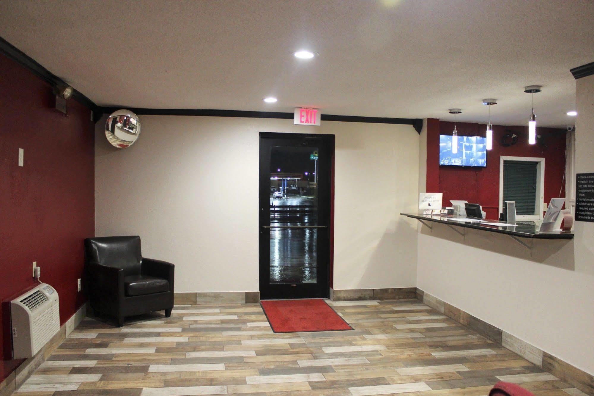 Super 8 By Wyndham Tuscaloosa Hotel Екстериор снимка